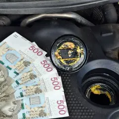 Olej w płynie chłodniczym i banknoty 500 zł. Awaria silnika kosztuje fortunę.