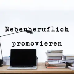 Schreibtisch mit Laptop, Büchern und Lampe. Der Text "Nebenfachlich promovieren" regt zum Nachdenken über die Promotion neben dem Beruf an.