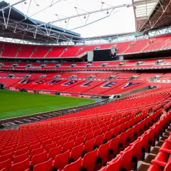 Puste czerwone trybuny jednego z największych stadionów w Anglii, Wembley, czekają na kibiców.