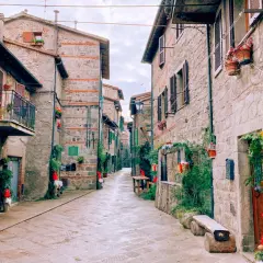 Un vicolo suggestivo tra i borghi vicino Abbadia San Salvatore, decorato per le feste con gnomi e luci.