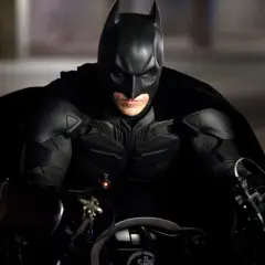 Mroczny rycerz, Nolan Batman, w swoim pancerzu i pelerynie, gotowy do akcji na Batpodzie.