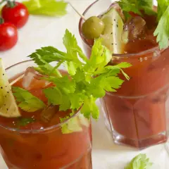 Dwa drinki Krwawa Mary, ozdobione łodygami selera, limonką i oliwką. Historia tego koktajlu jest równie intrygująca, co jego smak.