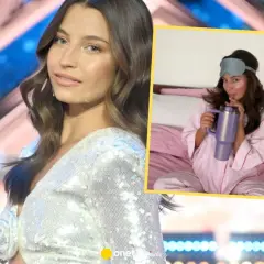 Wieniawa w WOSP: aktorka w błyszczącej sukience i w piżamie z opaską na oczach pije z kubka.