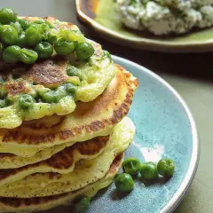 Pancakes con piselli, un'idea gustosa per ricette con farina di piselli. Un piatto colorato e invitante, perfetto per un brunch o una cena leggera.