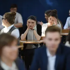 Uczniowie w klasie, zamyśleni, gdy weszło gimnazjum w Polsce.