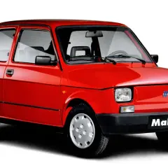 Czerwony Fiat 126p "Maluch" widziany z przodu i z boku.