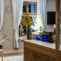Czy można wynająć pokój w hotelu nie mając 18 lat? Sprawdź zasady!