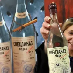 Kobieta trzyma butelkę wódki "Speczakaz", która opowiada historię, skąd pochodzi wódka.
