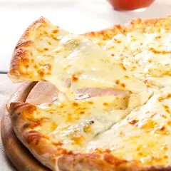 Una fetta di pizza ai 4 formaggi filante viene sollevata da una pala, mostrando la crosta dorata e il formaggio fuso.