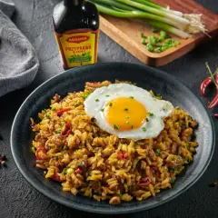 Nasi goreng z jajkiem sadzonym, papryczkami chili i szczypiorkiem. Idealny przepis na szybki obiad.