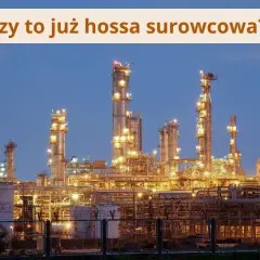 Rafineria ropy naftowej nocą, z oświetlonymi wieżami i rurociągami. Czy to już pko surowców globalnych?