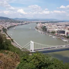 Widok na Dunaj w Budapeszcie, przypominający o tym, przez jakie państwa przepływa Dunaj, z mostami i miastem w tle.