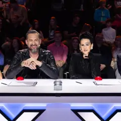 Czterech jurorów, w tym jedna kobieta, siedzi przy stole w programie "Mam talent 2026".