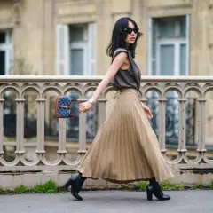 Jak nosić plisowaną spódnicę: stylizacje na każdą okazję i typ sylwetki