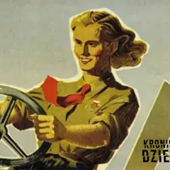 Kobieta za kierownicą, w stylu radzieckich plakatów propagandowych. Uśmiechnięta, z czerwoną chustą na szyi, symbolizuje postęp i siłę.
