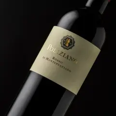 Bottiglia di vino rosso Poliziano, azienda agricola di Montepulciano, con etichetta color crema e scritte dorate.