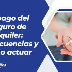 Manos entregan llaves de casa, simbolizando la importancia de un seguro de impago para proteger tu inversión inmobiliaria.