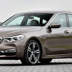Eleganckie bmw seria 6 w brązowym kolorze, zaparkowane na zewnątrz.