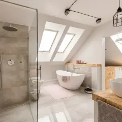 Nowoczesna łazienka z wanną wolnostojącą, prysznicem i umywalką. Sufit napinany w łazience dodaje elegancji.