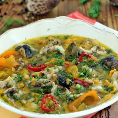 Aromaticzne flaki z kani z papryką i ziołami, gotowe do podania.