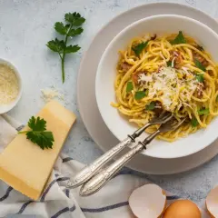 Carbonara: Ze śmietaną czy bez? Poznaj 2 przepisy i sekrety!