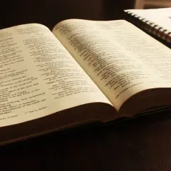 Czy Biblia to literatura? Analiza argumentów za i przeciw klasyfikacji