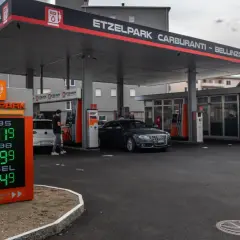 Cartello luminoso mostra il prezzo benzina e diesel a Bellinzona: 1.889 (BF 95), 1.799 (BF 98), 1.849 (Diesel).