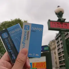 Karta Navigo i znak METRO symbolizują komunikację miejską w Paryżu.