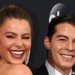 Manolo Gonzalez Vergara und seine Mutter Sofia Vergara lachen ausgelassen auf dem roten Teppich.