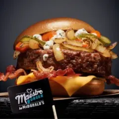Burger szefa McDonald's Maestro, z grubym kotletem, bekonem, serem i warzywami.