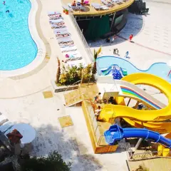 Basen z atrakcjami wodnymi, zjeżdżalniami i leżakami. Idealne miejsce na wakacje, jak sugerują ladonia hotels adakule opinie.