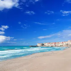 Le spiagge di Cefalù, con la loro sabbia dorata e il mare azzurro, invitano a rilassarsi sotto il sole siciliano.