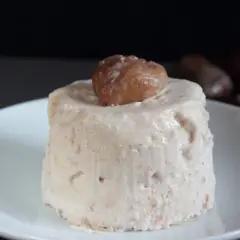 Delicioso mousse de castañas, cremoso y suave, coronado con una castaña entera.