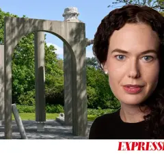 En kvinna med mörkt lockigt hår framför en betongskulptur i Prinsessan Estelles skulpturpark.