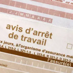 Un document officiel avec le titre "avis d'arrêt de travail" en gros caractères dorés. Il contient des champs pour des dates et des informations administratives.