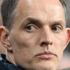 Thomas Tuchel, potencjalny trener reprezentacji Anglii, zamyślony podczas meczu.