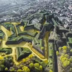Imponująca twierdza w Kłodzku, z zielonymi bastionami i żółtymi fosami, to jedna z głównych kłodzko atrakcje.