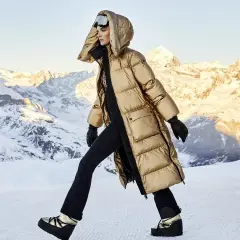 Modelka w złotej kurtce i goglach narciarskich, gotowa na après-ski w górach.