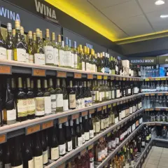 Półki sklepowe uginają się pod ciężarem butelek wina i mocnych alkoholi. Pamiętaj o zakazie sprzedaży alkoholu po 22.