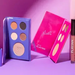 Fioletowa maskara i paletki cieni do powiek z kolekcji Inglot PLAYINN. Obok błyszczyki i pomadki w odcieniach nude.