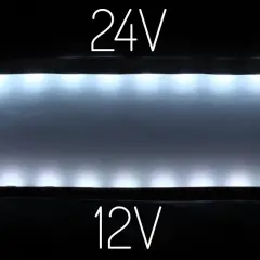 Porównanie jasności taśm led 12V i 24V. Górna taśma 24V świeci jaśniej niż dolna 12V.
