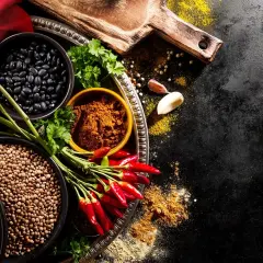 Na tacy leżą czarna fasola, soczewica, nasiona, papryczki chili, przyprawy i zioła. Zastanawiasz się, czy przyprawy się psują?