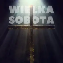 Drewniany krzyż w promieniach światła. Napis "WIELKA SOBOTA" sugeruje czas refleksji, a niekoniecznie długą mszę.
