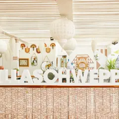 #VILLASCHWEPPES en lettre polystyrene sur un bar décoré, ambiance estivale et festive.