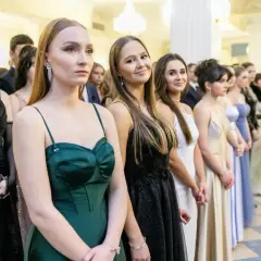 Dziewczyny w pięknych sukniach, zastanawiają się jaka sukienka na studniówkę będzie najlepsza. Eleganckie kreacje w różnych kolorach.