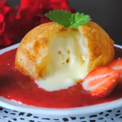 Aksamitne lody w cieście francuskim z sosem truskawkowym i świeżymi owocami.