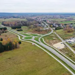 Nowa wschodnia obwodnica Kielc usprawnia ruch. Widok z lotu ptaka na skrzyżowanie i okoliczne tereny.