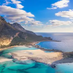 Idealne miejsce, gdzie na wakacje w kwietniu: turkusowa laguna, piaszczysta plaża i góry.