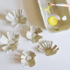 Manualidades de Van Gogh para niños: flores de cartón de huevos listas para pintar con amarillo brillante.
