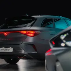 Matowy Cupra Leon SP z podświetlanym logo i wydechem. Sprawdź aktualną cupra leon cena.